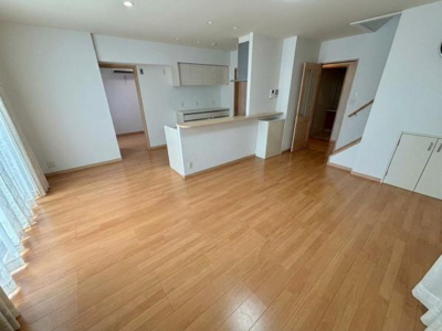【居間・リビング】 | ●草加市青柳6丁目・戸建● | 日当たり良好なリビング♪
※居住中につき、生活感のある小物等は一部画像編集しております。