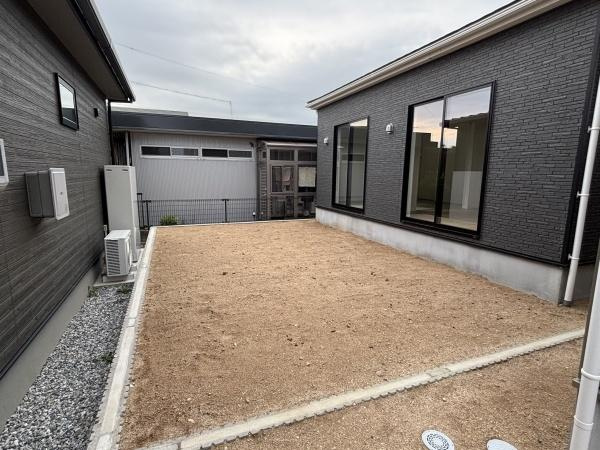 安城市東端町第3　全2棟・1号棟の庭|ウッドデッキやBBQ。想像が膨らむお庭