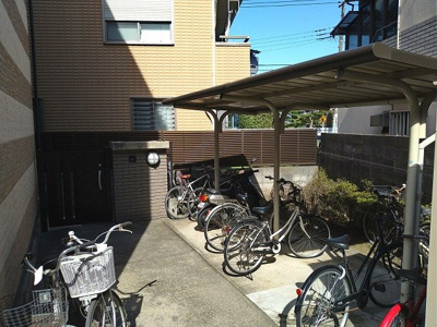 【その他】 | レオパレスフービエール | 自転車置場。裏側にもオートロックゲート設置