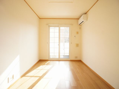 【居間・リビング】 | グレイスハイツＡ | 快適に過ごせるエアコンが付いています♪