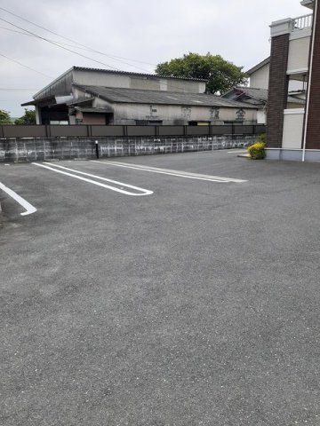 ヌフ・ジュネスの駐車場
