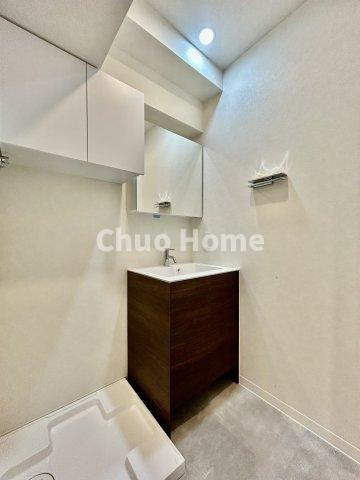 北千住ダイカンプラザの脱衣所|【洗面所】明るい洗面所は朝をすっきりさせてくれる空間です。バタバタしている忙しい朝でも収納が多い洗面台では短い時間で効率良く支度ができます。