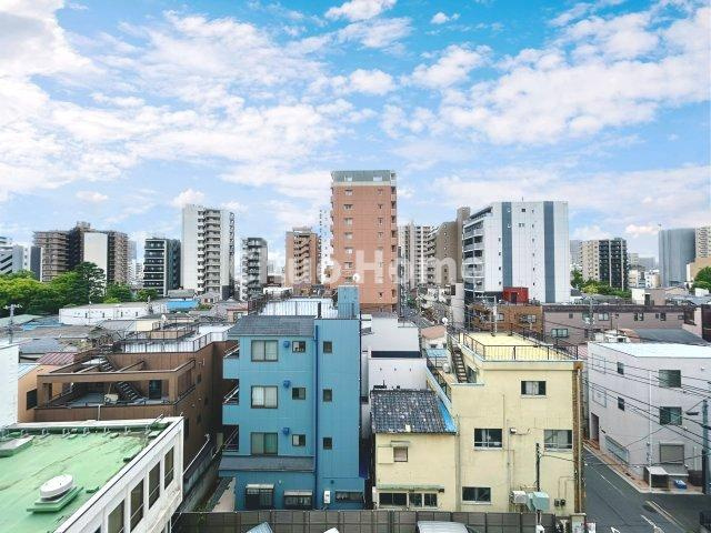 北千住ダイカンプラザの展望|手を伸ばせば、ふれることが出来そうな環境が、そのままインテリアになったような印象です。その豊かな眺望にふさわしい空間には、通風・採光にも優れ、心地よい光と風があふれています