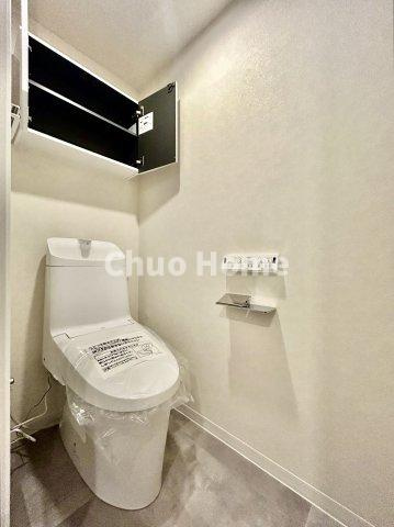北千住ダイカンプラザのトイレ|【トイレ】 収納スペースをしっかりと確保した温水洗浄便座機能付きトイレ。温水洗浄便座は清潔にお使いいただくための大切なアイテムです。