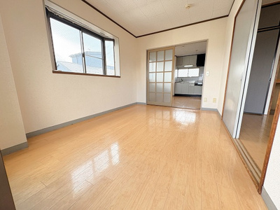【洋室】 | 小川マンション | 南面に窓があり大変明るい室内です。