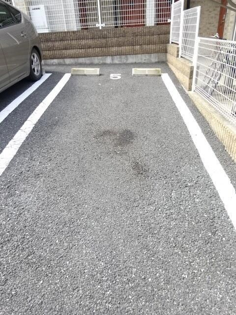 ラフィネの駐車場