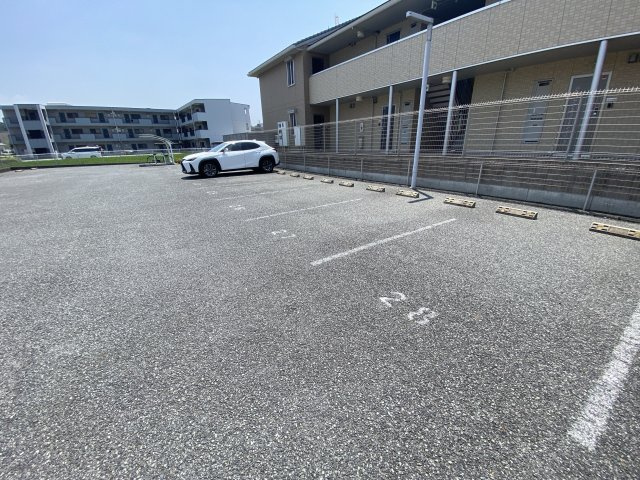 メゾンハピネスⅡの駐車場