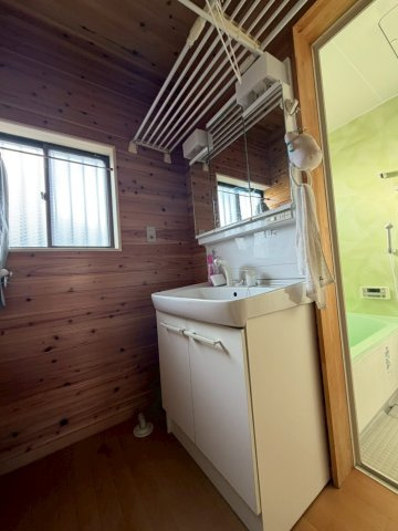 木崎町一戸建住宅の独立洗面台