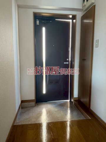 サンライズ東櫛原の玄関|室内に洗濯機置き場があります