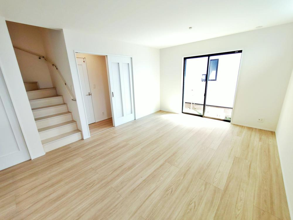 【Heartfull Town】鈴木町１丁目295番４の居間・リビング|ご家族との自然なコミュニケーションが生まれるリビングイン階段を採用！
暖かい光が降り注ぐ、温もりあふれるお住まいです。