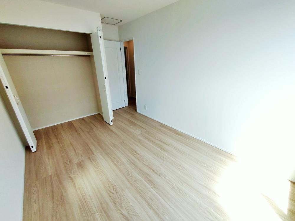【Heartfull Town】鈴木町１丁目295番４の洋室|充分な広さの収納を備え、普段使いの洋服も選ぶのが楽しくなりそう♪