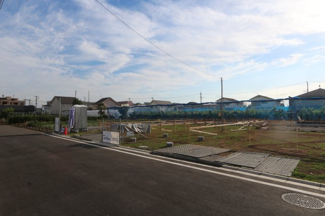 【Heartfull Town】鈴木町１丁目295番４の外観|東側幅員約6.0mの開放的な道路に面しており、お車の出し入れや移動もスムーズ。
