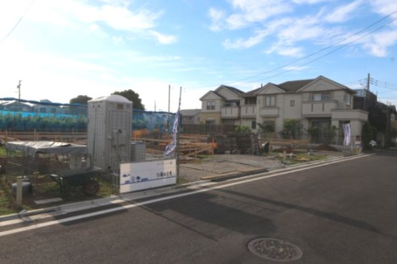 【Heartfull Town】鈴木町１丁目295番４の外観|オープンキッチンは家族や来客と一緒に作業がしやすく、リビングにいるお子様にも目が届きます♪うれしい食洗機完備！