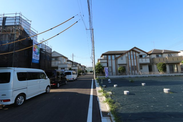 【Heartfull Town】鈴木町１丁目295番４の外観|東側幅員約6.0mの開放的な道路に面しており、お車の出し入れや移動もスムーズ。
