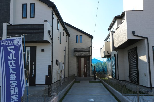 【Heartfull Town】鈴木町１丁目295番４の外観|カースペース2台分（車種による）を確保しております。