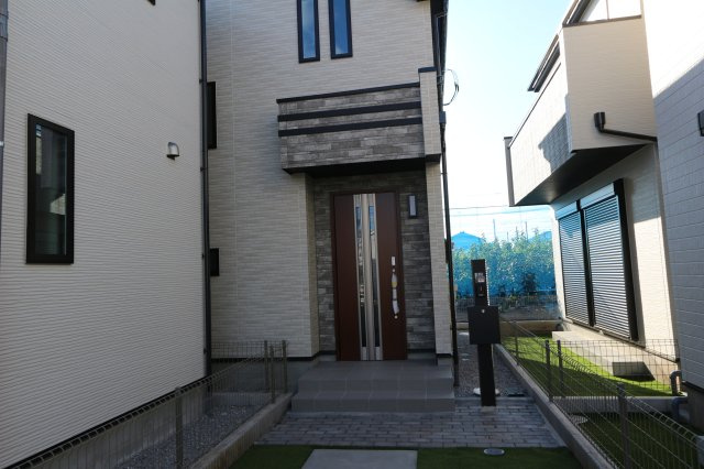 【Heartfull Town】鈴木町１丁目295番４の外観|前面道路は約6.0mございますので、駐車が苦手な方もゆっくりと駐車ができるので、安心です！