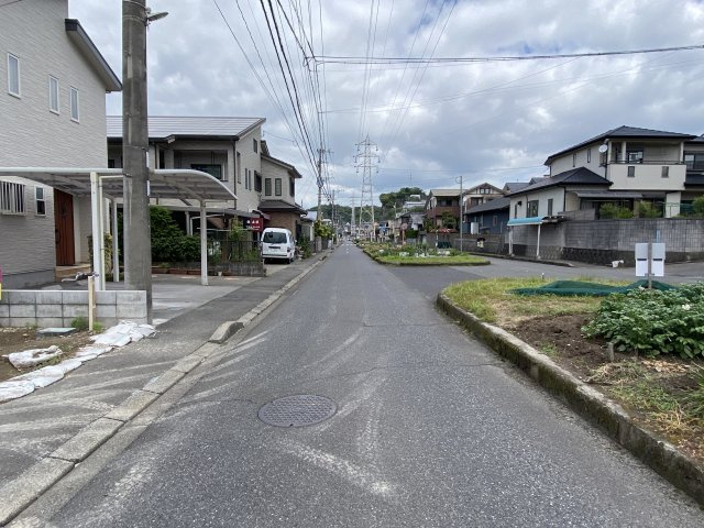 城山１丁目　売地の前面道路含む現地写真|歩道のある前面道路です。