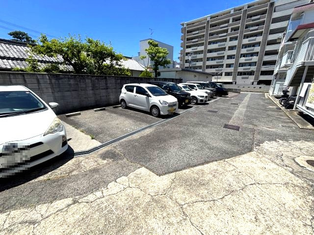 シャトードイワネ２号館の駐車場