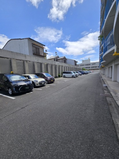 ファミール伏見A棟の駐車場