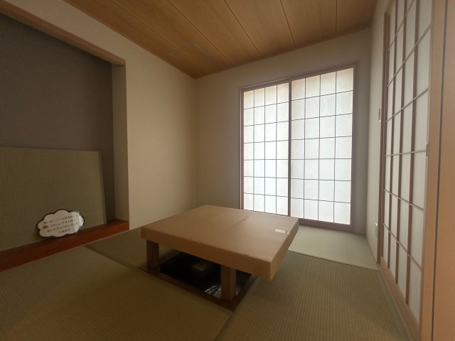 向日市鶏冠井町番田の和室|1階和室（約4.5帖）
趣ある掘りごたつ付きです。