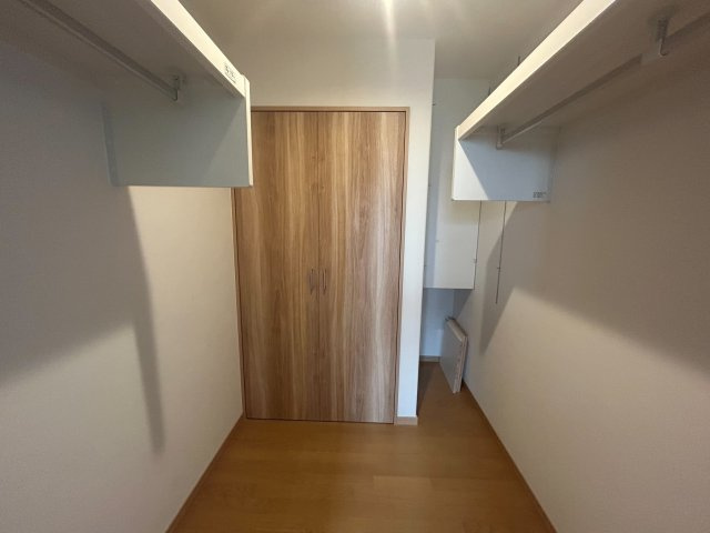 向日市鶏冠井町番田の収納|季節物やスーツケースもすっきり収納できる大容量ウォークインクローゼットです◎