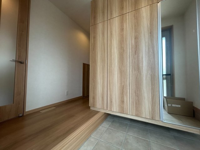 向日市鶏冠井町番田の収納|玄関には、シューズクローゼットがございます。