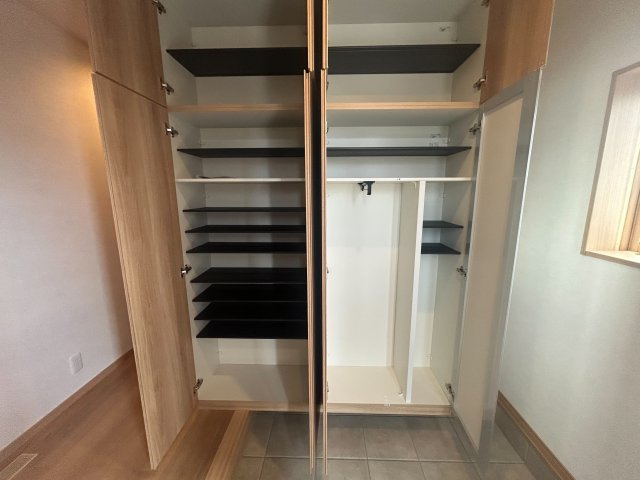 向日市鶏冠井町番田の収納|収納力のあるシューズクローゼットで靴やアウトドア用品も整理整頓！