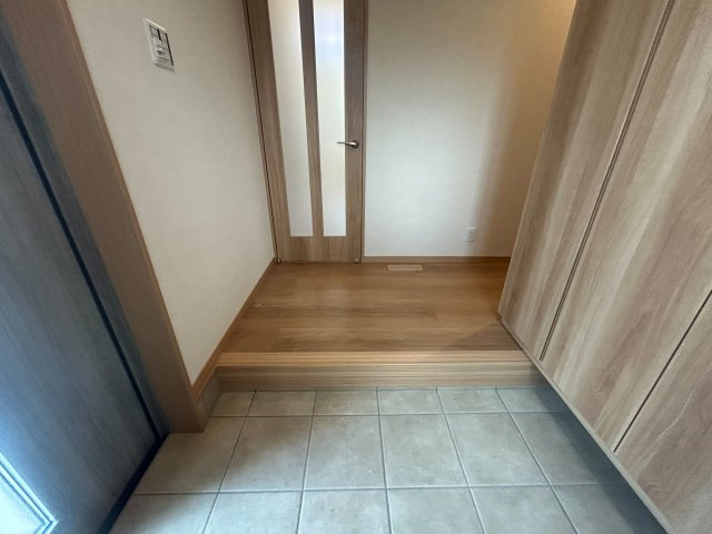 向日市鶏冠井町番田の玄関|木目調、あたたかみのある玄関内装。
