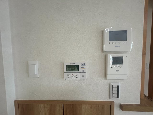 向日市鶏冠井町番田の防犯設備|モニター付きインターフォン・設備リモコンが集約されています。