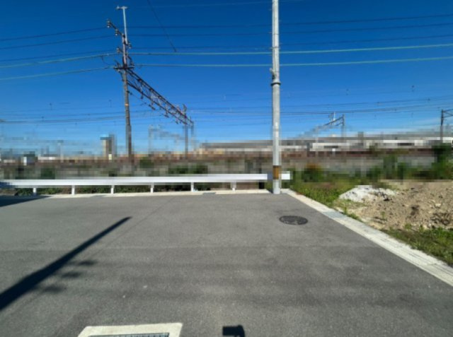 向日市鶏冠井町番田の前面道路含む現地写真|お車の駐車や離合も安心です。