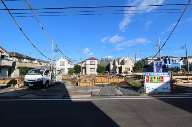 【Heartfull Town】鈴木町１丁目295番5の外観|敷地内にはカースペースを2台分確保しており、セカンドカーをお持ちの方も安心。