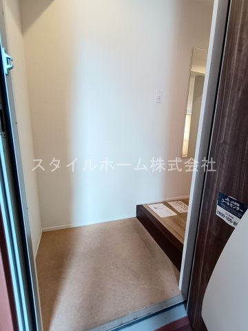 フレグランス新栄 E棟の玄関