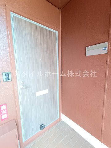 フレグランス新栄 E棟のエントランス