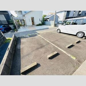 ドミール月見の駐車場