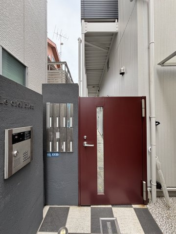 川崎市多摩区宿河原４丁目のアパートのエントランス