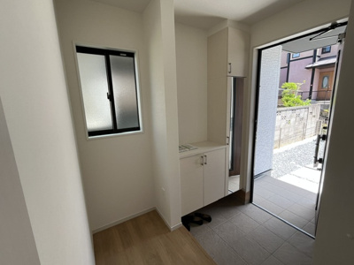 【玄関】 | 広陵町３丁目　新築戸建 | シューズボックスにはご家族分の靴が収納できます。