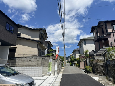 【前面道路含む現地写真】 | 広陵町３丁目　新築戸建 | 前面道路との高低差がないので駐車も楽々です。