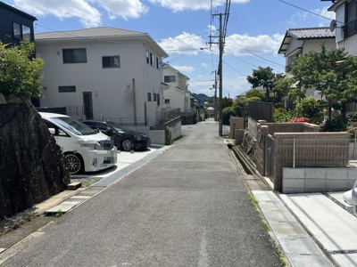 【前面道路含む現地写真】 | 広陵町３丁目　新築戸建 | 前面道路も広いです。