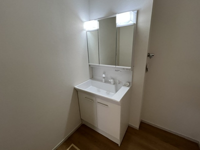 【独立洗面台】 | 広陵町３丁目　新築戸建 | シャワー付きの独立洗面台で朝の忙しい時間帯もスムーズです。