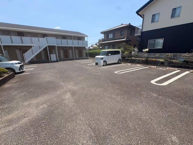 メゾン・ソレイユの駐車場
