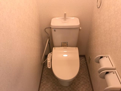 【トイレ】 | サンコートＭ | 温水便座設置　上部に棚あり