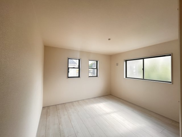 【LiveleGarden】宇都宮市中里町 第5 全3棟の洋室|〇2号棟　洋室8.5帖〇

※2026年6月撮影