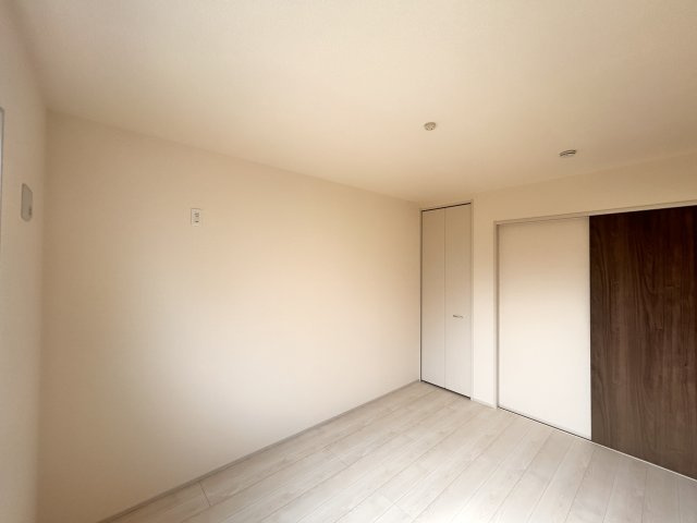 【LiveleGarden】宇都宮市中里町 第5 全3棟の洋室|〇2号棟　洋室6帖〇
シングルベットと学習机が無理なく配置でき、お子様の自立心を育む空間としてピッタリのサイズ感です。
※2026年6月撮影