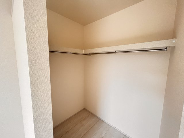【LiveleGarden】宇都宮市中里町 第5 全3棟の収納|〇2号棟　ウォークインクローゼット〇
扉の無いウォークインクローゼットは出入りが楽々♪洋服やバッグ等をたっぷり収納できます。お部屋がすっきり片付き、朝の身支度もスムーズに行えます。
※2026年6月撮