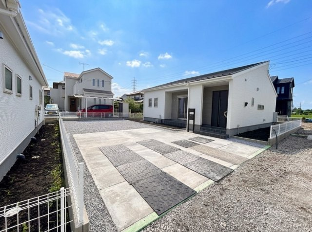 【LiveleGarden】宇都宮市中里町 第5 全3棟の前面道路含む現地写真|〇2号棟　駐車スペース〇
全邸敷地面積80坪以上の広さ！駐車スペースはゆったり４台可能♪日常の移動やライフスタイルの変化にも対応可能！急な来客にも安心、高い利便性と資産価値を生み出します。
