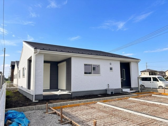 【LiveleGarden】宇都宮市中里町 第5 全3棟の外観|〇3号棟【3LDK+ストレージルーム+テラス+カースペース３台】
南道路に面し日当たり、開放感のある平屋住宅です♪並列3台駐車もスムーズ♪南庭+テラスはプライベート空間です。
※2026年6月撮影