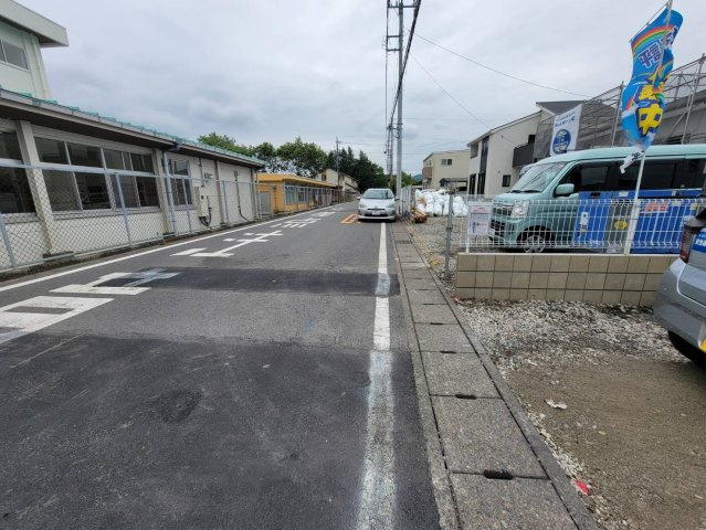 【LiveleGarden】宇都宮市中里町 第5 全3棟の前面道路含む現地写真|〇只今建築中〇
南側6m公道に接面しており、運転が苦手な方も出し入れスムーズ☆
毎日の生活に欠かせない利便施設を今から現地で確認されることをおススメします！
※2026年5月撮影