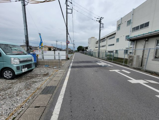 【LiveleGarden】宇都宮市中里町 第5 全3棟の前面道路含む現地写真|〇只今建築中〇
全棟敷地面積80坪以上の広さ！3～4台分のカースペースを確保しており、夫婦それぞれの車や来客用にも便利♪
※2026年5月撮影