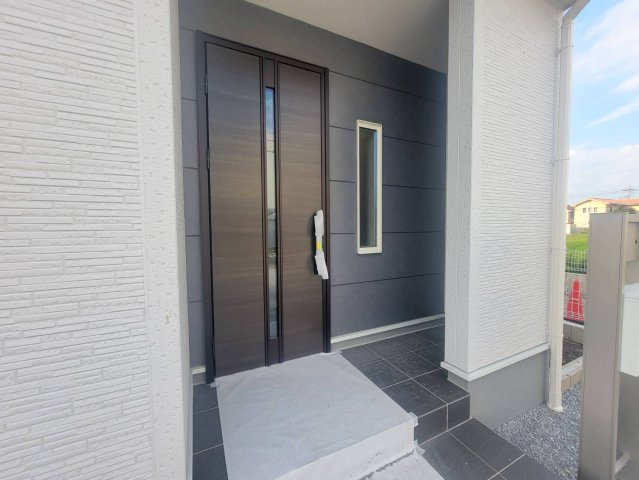 【LiveleGarden】宇都宮市中里町 第5 全3棟の玄関|〇3号棟〇
玄関ドアの横にも収納スペースがあります♪
ベビーカーや雨具、アウトドア用品など汚れを気にせず収納可能です。
※2026年7月撮影