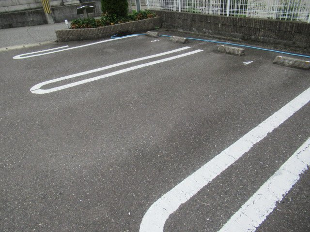 マロングレイスの駐車場